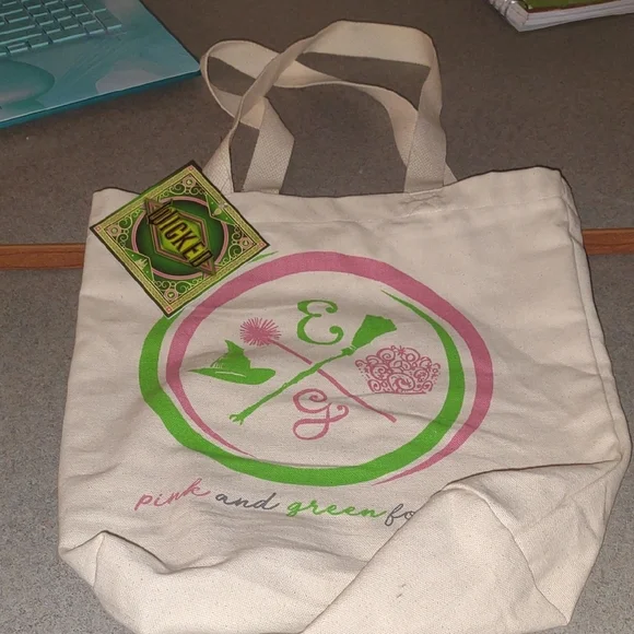 ☃️ WICKED Movie Bundle- Tote, Lip Glosses, Surprise Packs - Picture 6 of 7